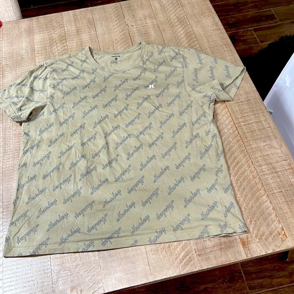 3/$25 Like new Men’s Hurley T-shirt!